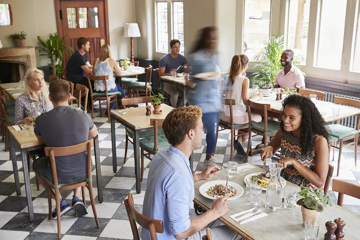 Il ritorno alla normalit&agrave; dei locali Bar e ristoranti: fine ai controlli dopo 26 mesi di restrizioni