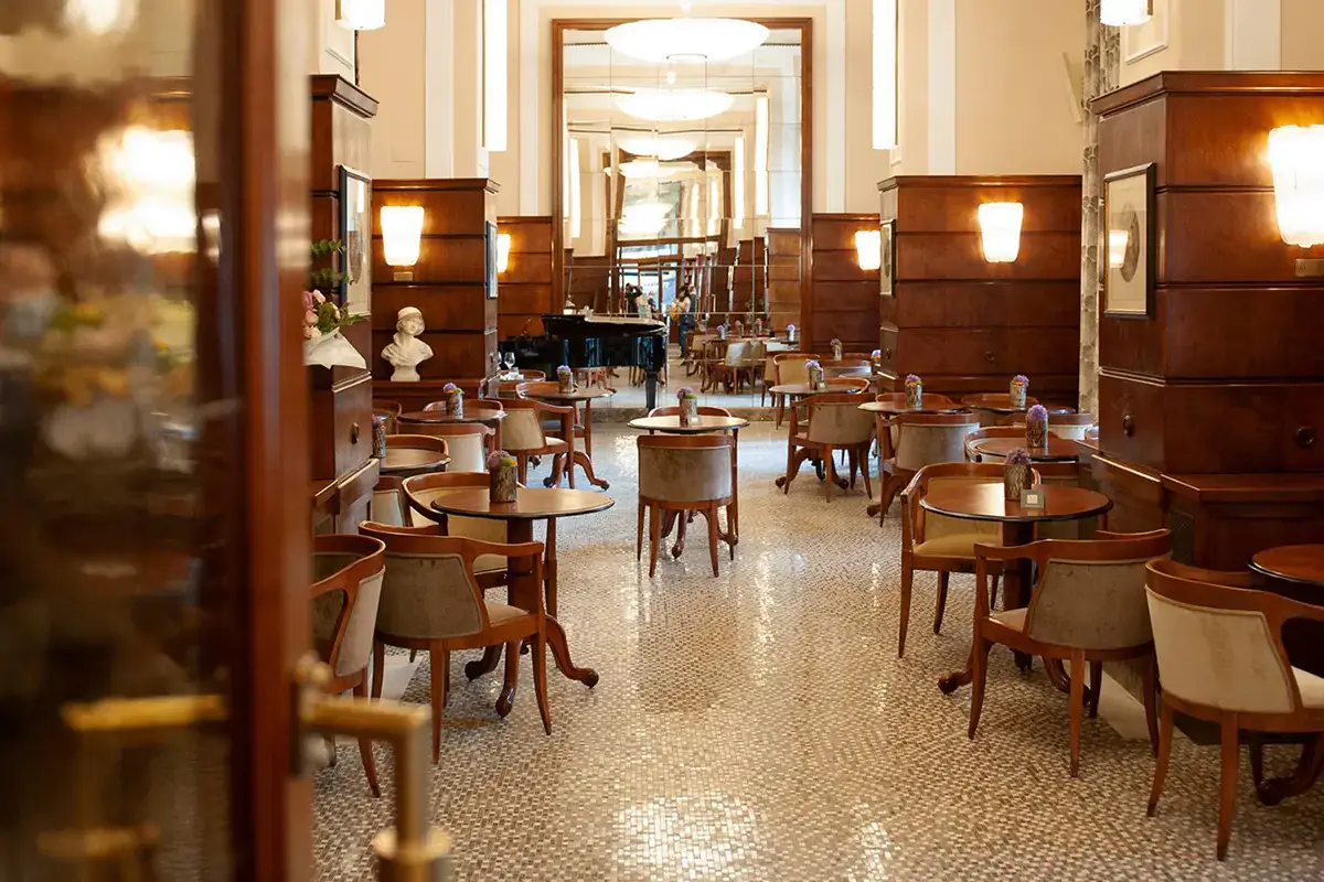 La sala del Caff&egrave; Concerto Paszkowsky, uno dei locali dell'associazione Gli Storici Gli Storici chiedono un cambio di passo al Governo: pi&ugrave; sostegno ai locali tradizionali