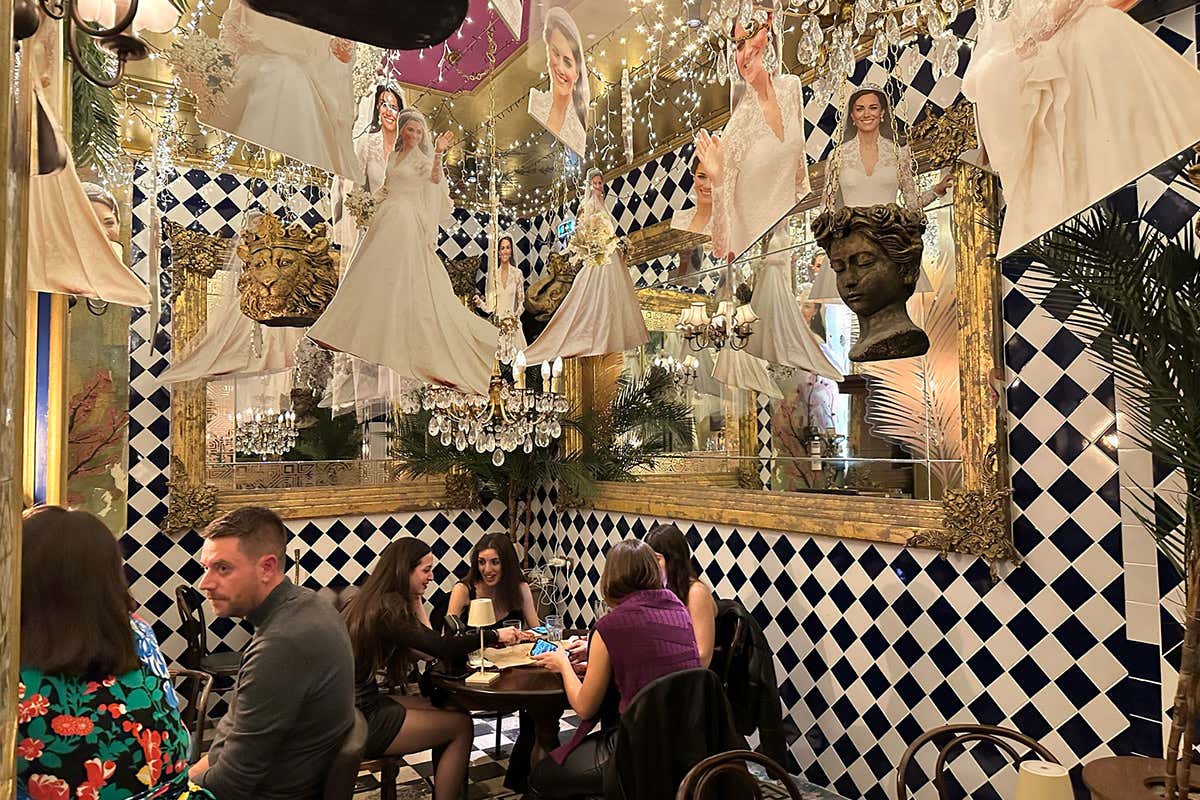 I colori e la movida dei locali di Atene Tutti i sorprendenti colori e gusti di Atene anche d'inverno