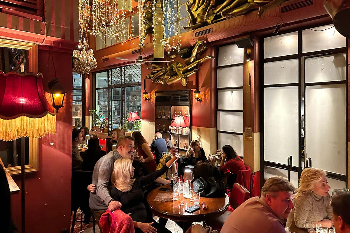 I colori e la movida dei locali di Atene Tutti i sorprendenti colori e gusti di Atene anche d'inverno