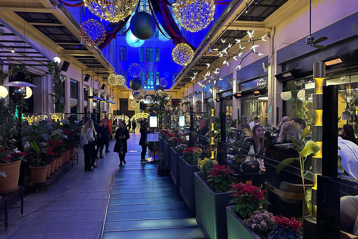 I colori e la movida dei locali di Atene Tutti i sorprendenti colori e gusti di Atene anche d'inverno