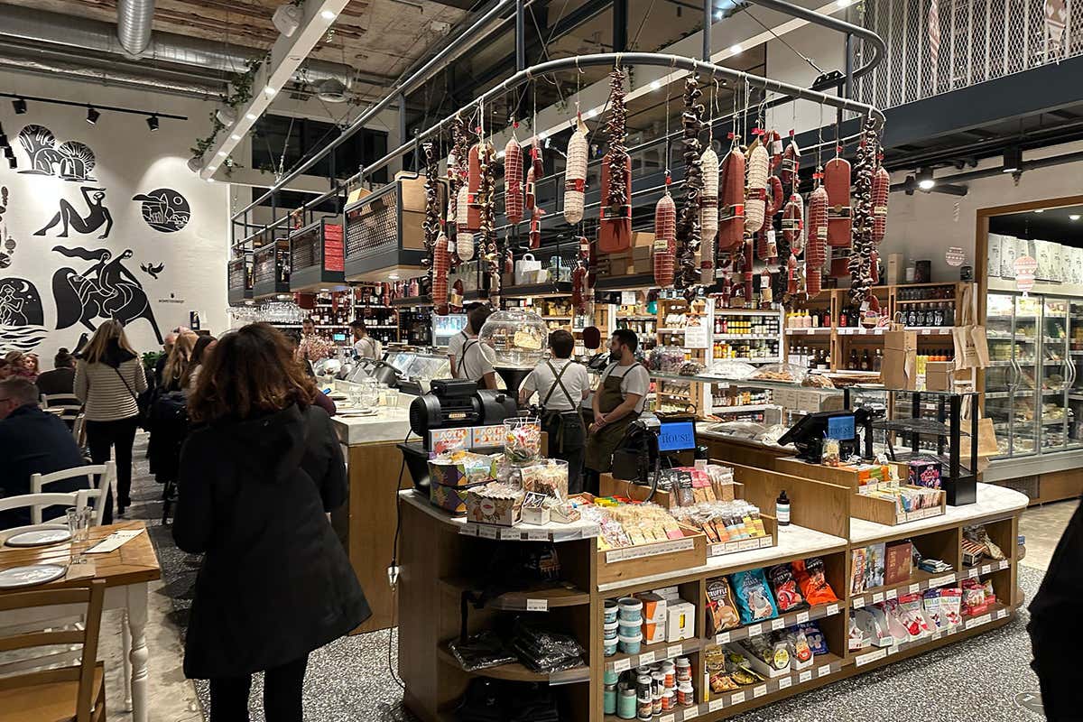 I colori e la movida dei locali di Atene Tutti i sorprendenti colori e gusti di Atene anche d'inverno