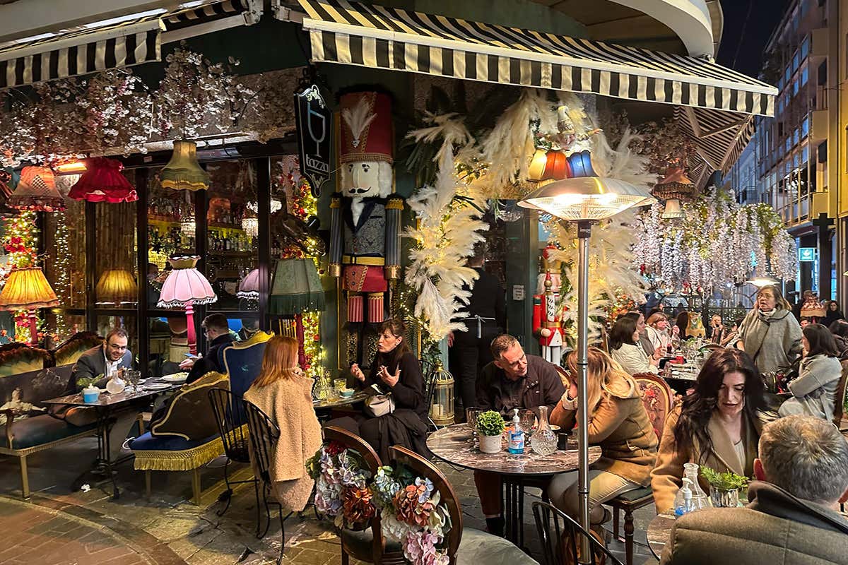 I colori e la movida dei locali di Atene Tutti i sorprendenti colori e gusti di Atene anche d'inverno