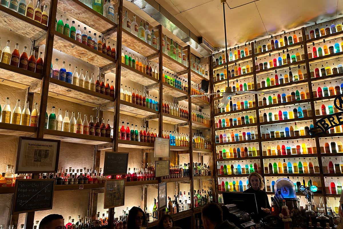 I colori e la movida dei locali di Atene Tutti i sorprendenti colori e gusti di Atene anche d'inverno