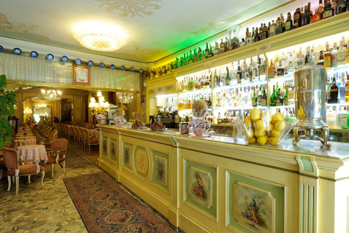 Caffè, hotel e ristoranti leggendari: il nuovo viaggio tra i locali storici d'Italia