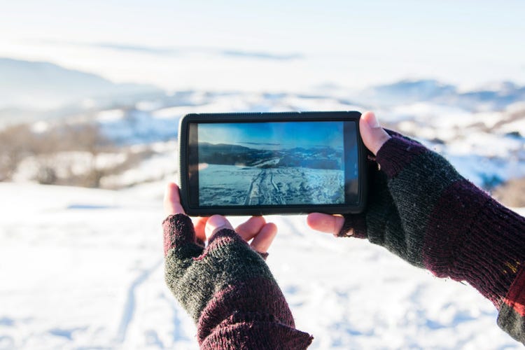 In tanti non resistono alla tentazione di fotografarsi sulla neve (Instagram invaso da foto sugli sci Cortina è la località più social)