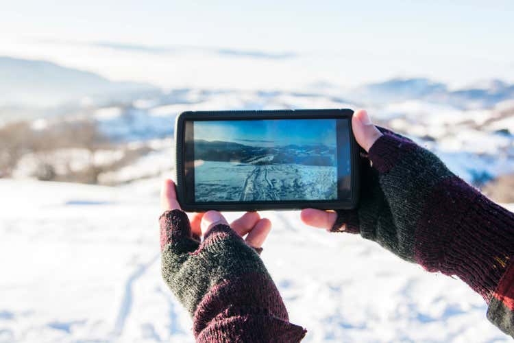 In tanti non resistono alla tentazione di fotografarsi sulla neve (Instagram invaso da foto sugli sci Cortina &egrave; la localit&agrave; pi&ugrave; social)