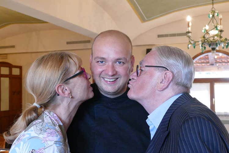 umberto ferrondi con mamma rita e papà tino (Locanda del Prof, Ferrondi mette nel piatto le lumache di Cherasco) umberto ferrondi con mamma rita e papà tino (Locanda del Prof, Ferrondi mette nel piatto le lumache di Cherasco)