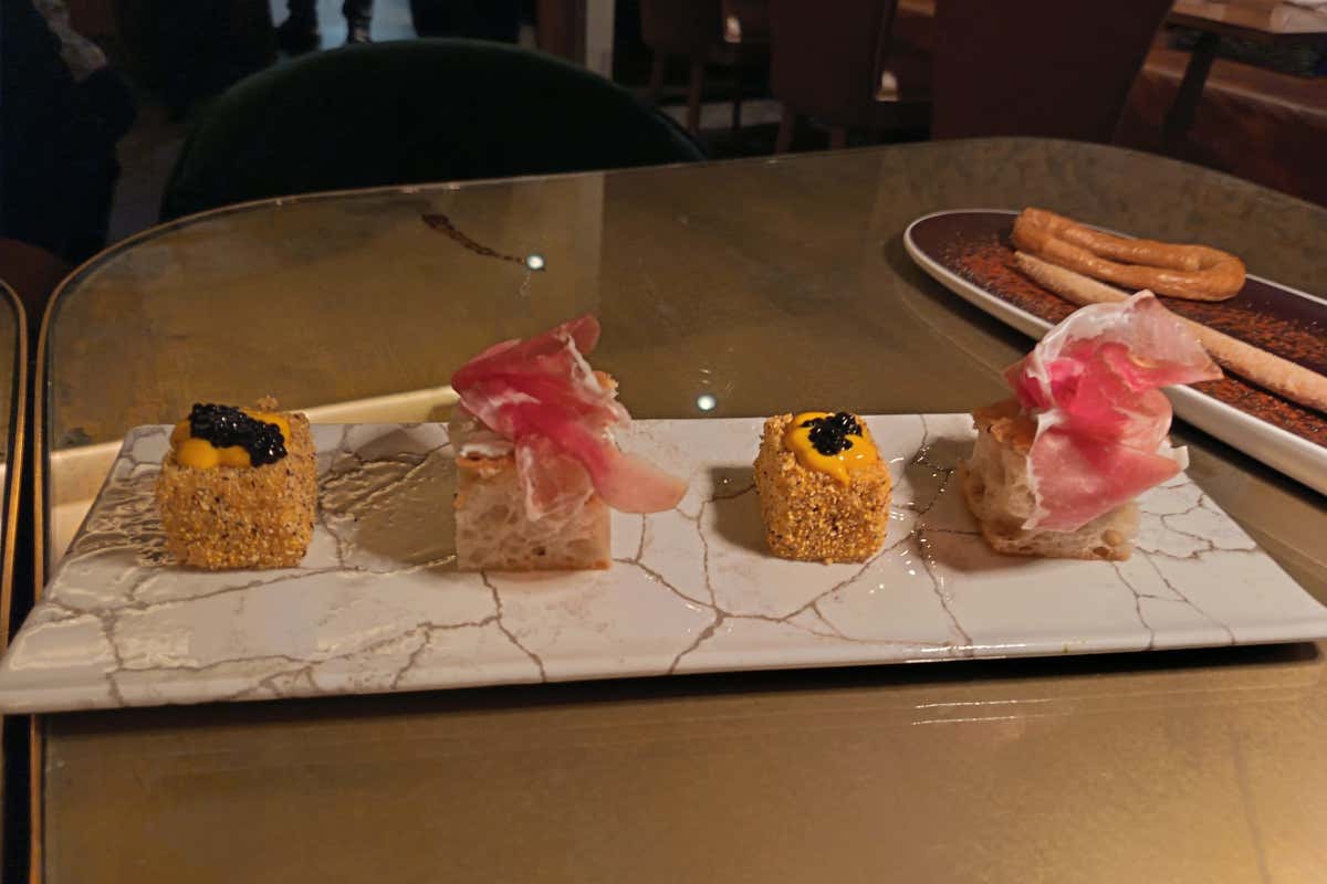 Due cucine, un palcoscenico: viaggio sensoriale in una cena milanese a 4 mani Due cucine, un palcoscenico: viaggio sensoriale in una cena milanese a 4 mani