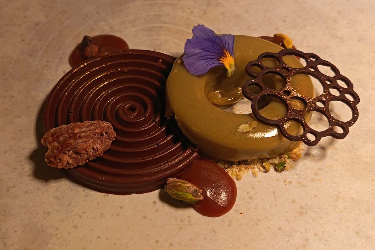 Due cucine, un palcoscenico: viaggio sensoriale in una cena milanese a 4 mani Due cucine, un palcoscenico: viaggio sensoriale in una cena milanese a 4 mani