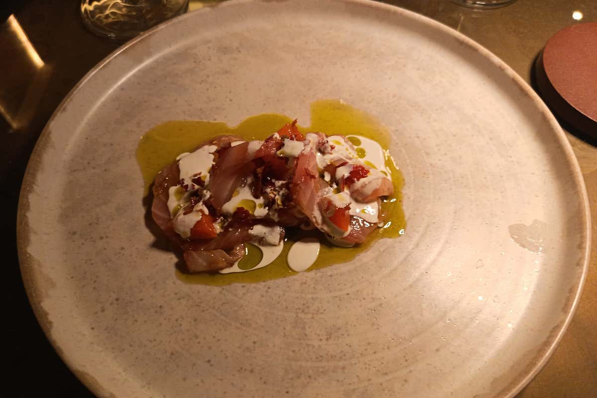 Due cucine, un palcoscenico: viaggio sensoriale in una cena milanese a 4 mani Due cucine, un palcoscenico: viaggio sensoriale in una cena milanese a 4 mani