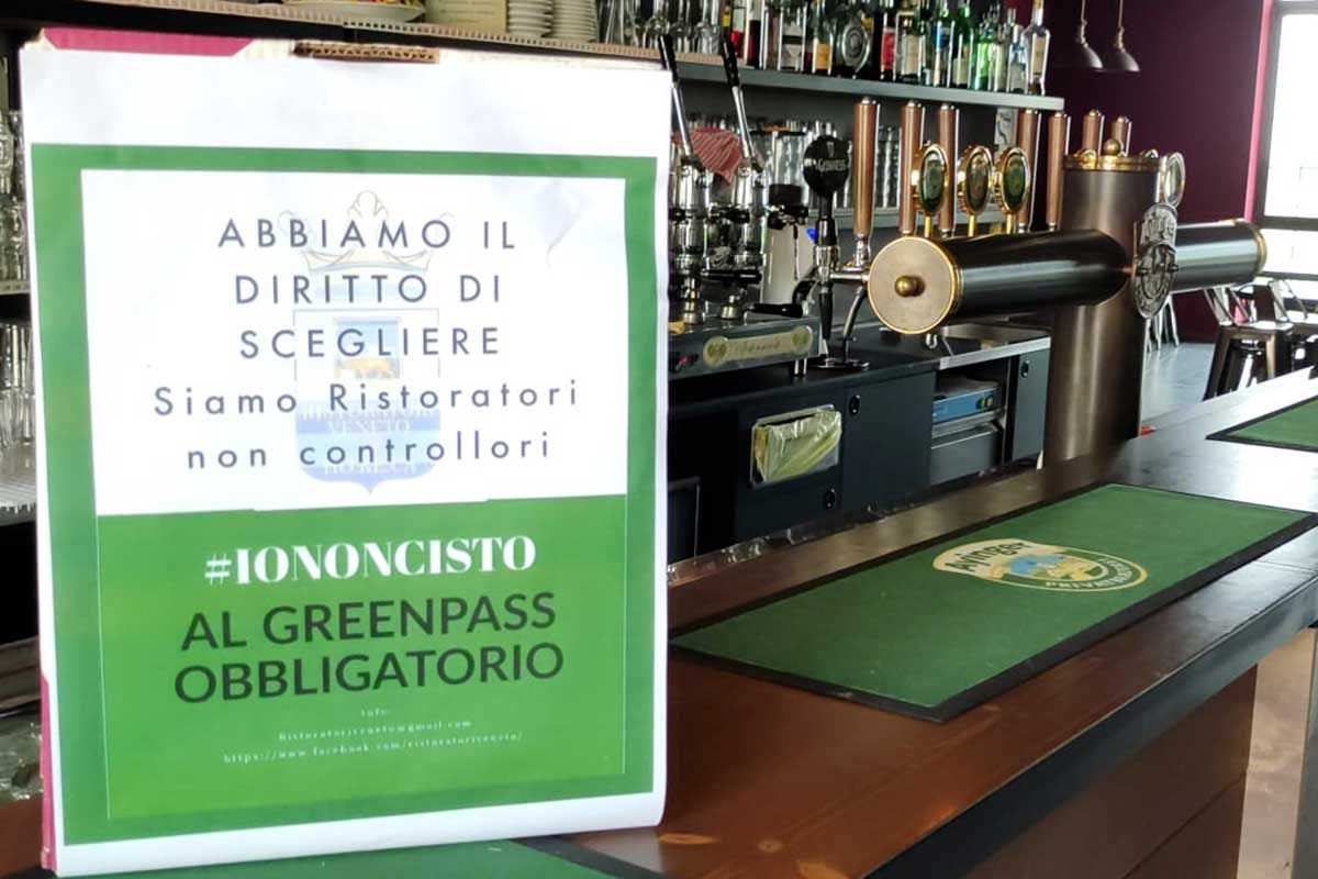 La locandina fatta circolare fra i 1.500 soci di Ristoratori Veneto Green pass al ristorante, l'Italia si divide. Bisogna convincere gli indecisi del vaccino