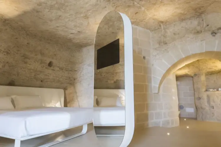 Una stanza dell'Aquatio Cave Luxury Hotel &amp; SPA a Matera Location originali per una notte da non dimenticare
