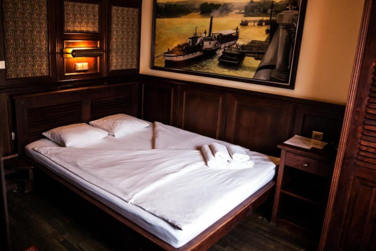 Una delle stanze del Boat hotel Matylda di Praga (foto Gattinoni.booking) Location originali per una notte da non dimenticare