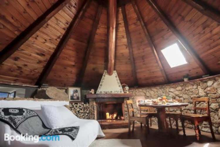 L'interno della tipica casa sarda a Codrogianos (foto Booking.com) Location originali per una notte da non dimenticare