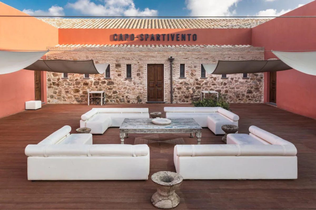 Sardegna, l'Hotel a 5 stelle Capo Spartivento Location originali per una notte da non dimenticare