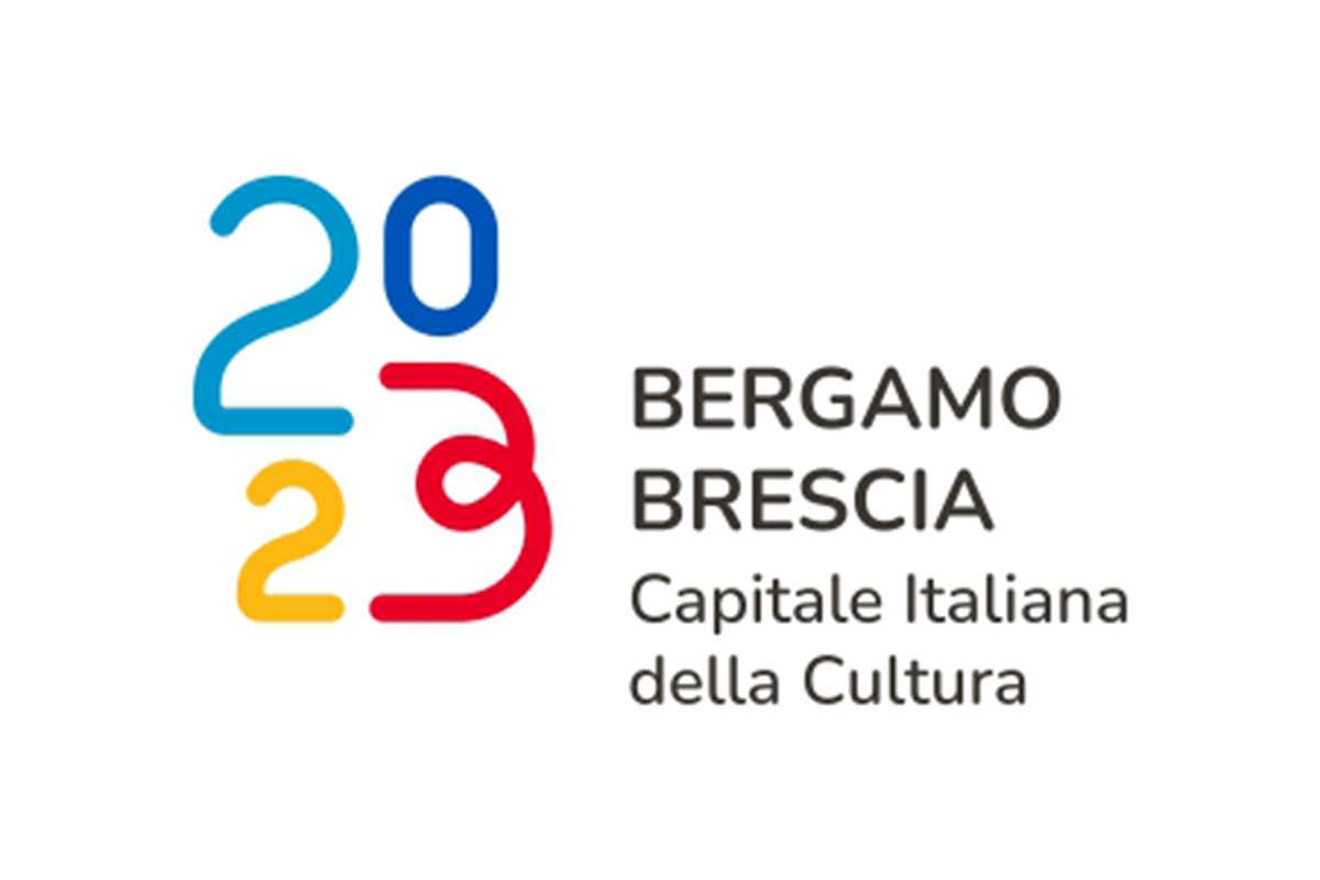 Il logo ufficiale Capitale italiana della Cultura 2023, l'abbraccio tra Brescia e Bergamo nel logo Il logo ufficiale Capitale italiana della Cultura 2023, l'abbraccio tra Brescia e Bergamo nel logo