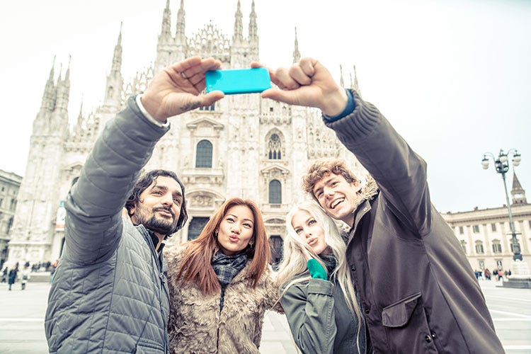 Turisti al Duomo di Milano (Cresce il turismo lombardo 2 milioni di arrivi in più)