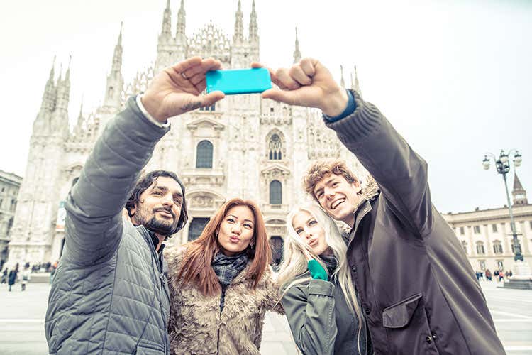 Turisti al Duomo di Milano (Cresce il turismo lombardo 2 milioni di arrivi in più) Turisti al Duomo di Milano (Cresce il turismo lombardo 2 milioni di arrivi in più)
