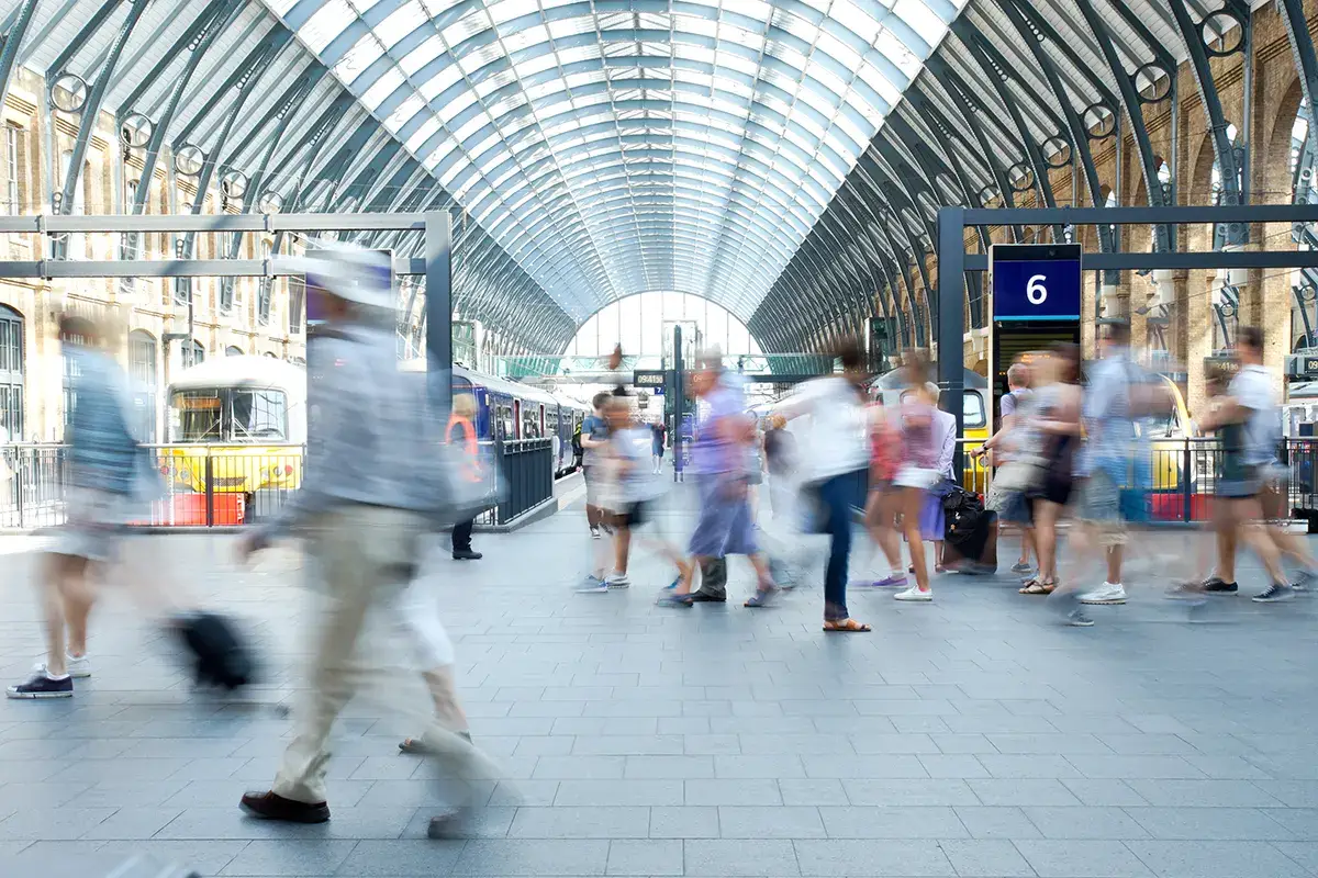 Folla alla stazione di Londra Da Londra a Parigi: corsa ai treni prima delle restrizioni