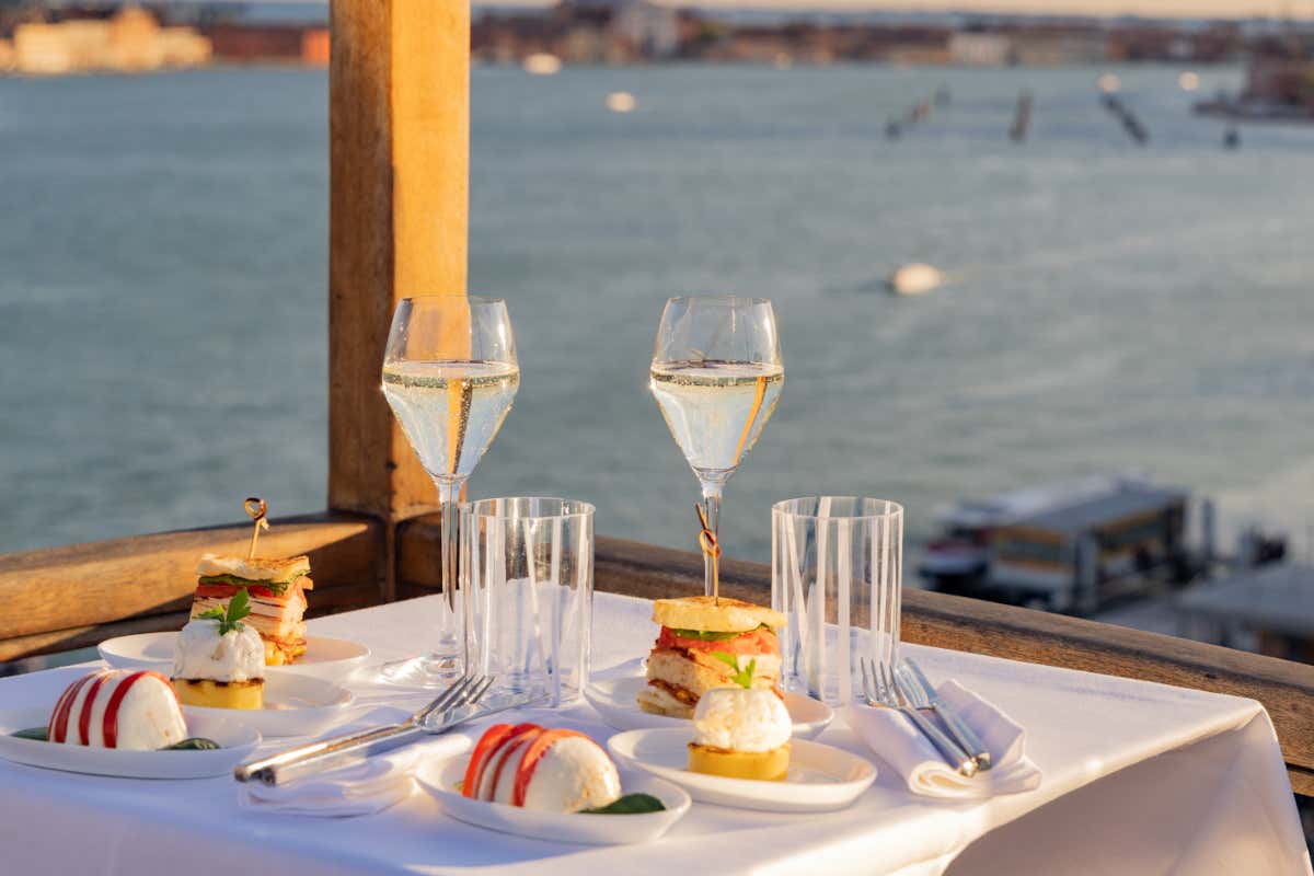 Londra Palace Venezia, il Bellini originale torna protagonista dell’aperitivo estivo