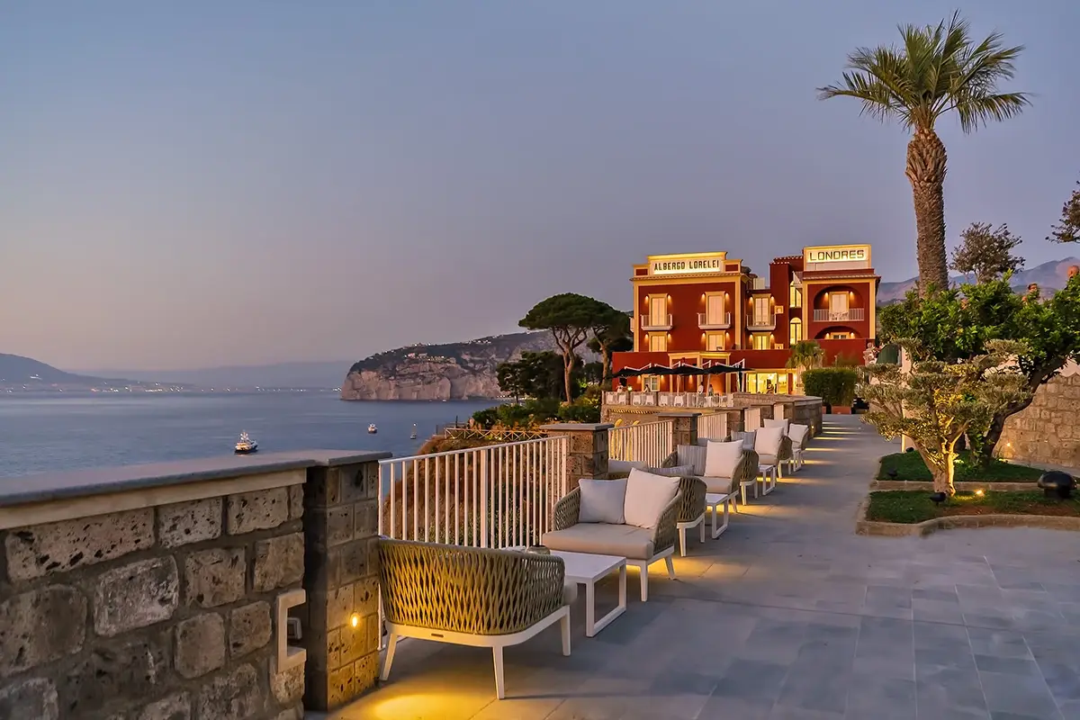 Un albergo dal fascino unico [[Giro del Golfo in otto giorni]]: il 5 stelle Lorelei Londres a Sorrento