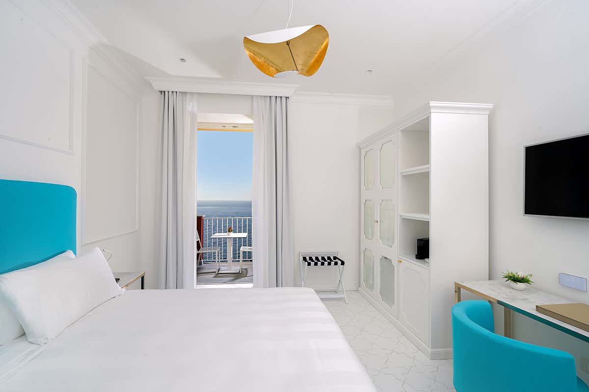 La camera piena di luce [[Giro del Golfo in otto giorni]]: il 5 stelle Lorelei Londres a Sorrento