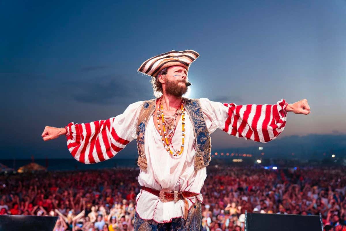 Jovanotti durante una tappa del Jova Beach Party (foto Facebook Jovanotti) Jova Beach Party, ecco cosa mangia Lorenzo per prepararsi ai concerti