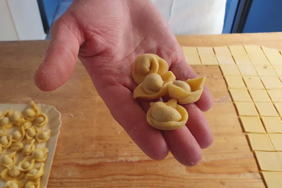 Un giovane cuoco di Cantiano ci svela il segreto per realizzare il cappelletto perfetto