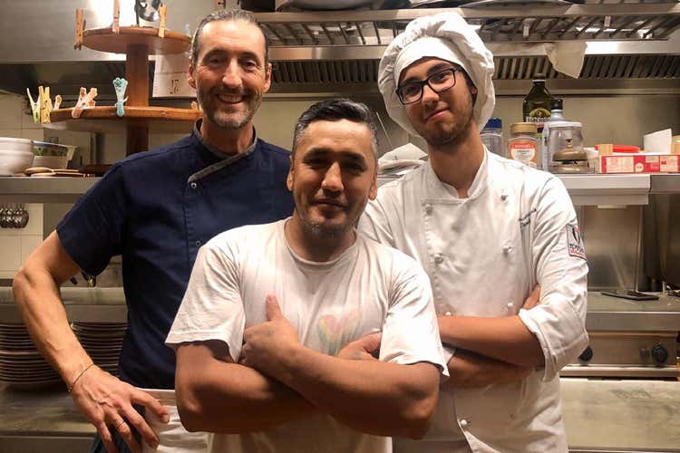 Luca Locatelli e i suoi aiuto cuochi (Il menu di Luca Locatelliesalta i Franciacorta di Quadra)