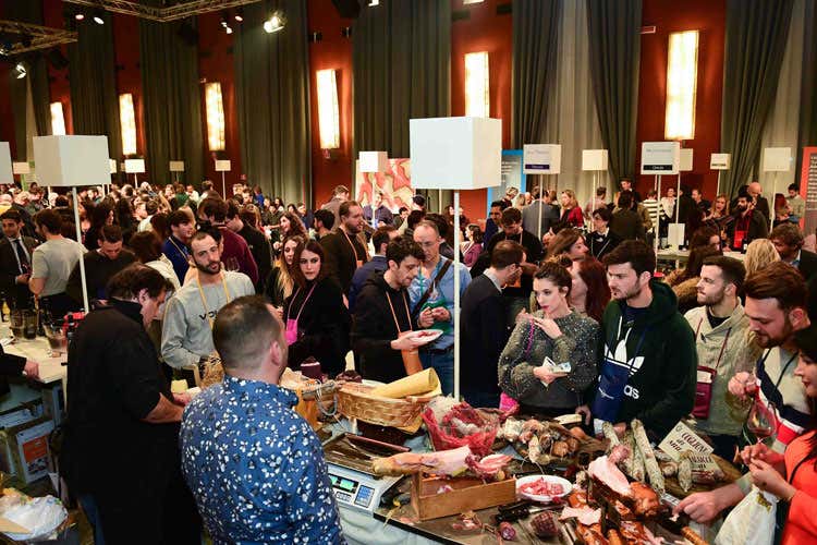 Attese in quattro giorni migliaia di persone (Tutti i profumi del vino Maroni presenta sue eccellenze)