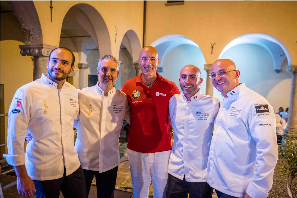 Luca Parmitano al centro con il team Italia della Coupe du Monde 2021 Castelbuono per un giorno capitale dell’alta pasticceria