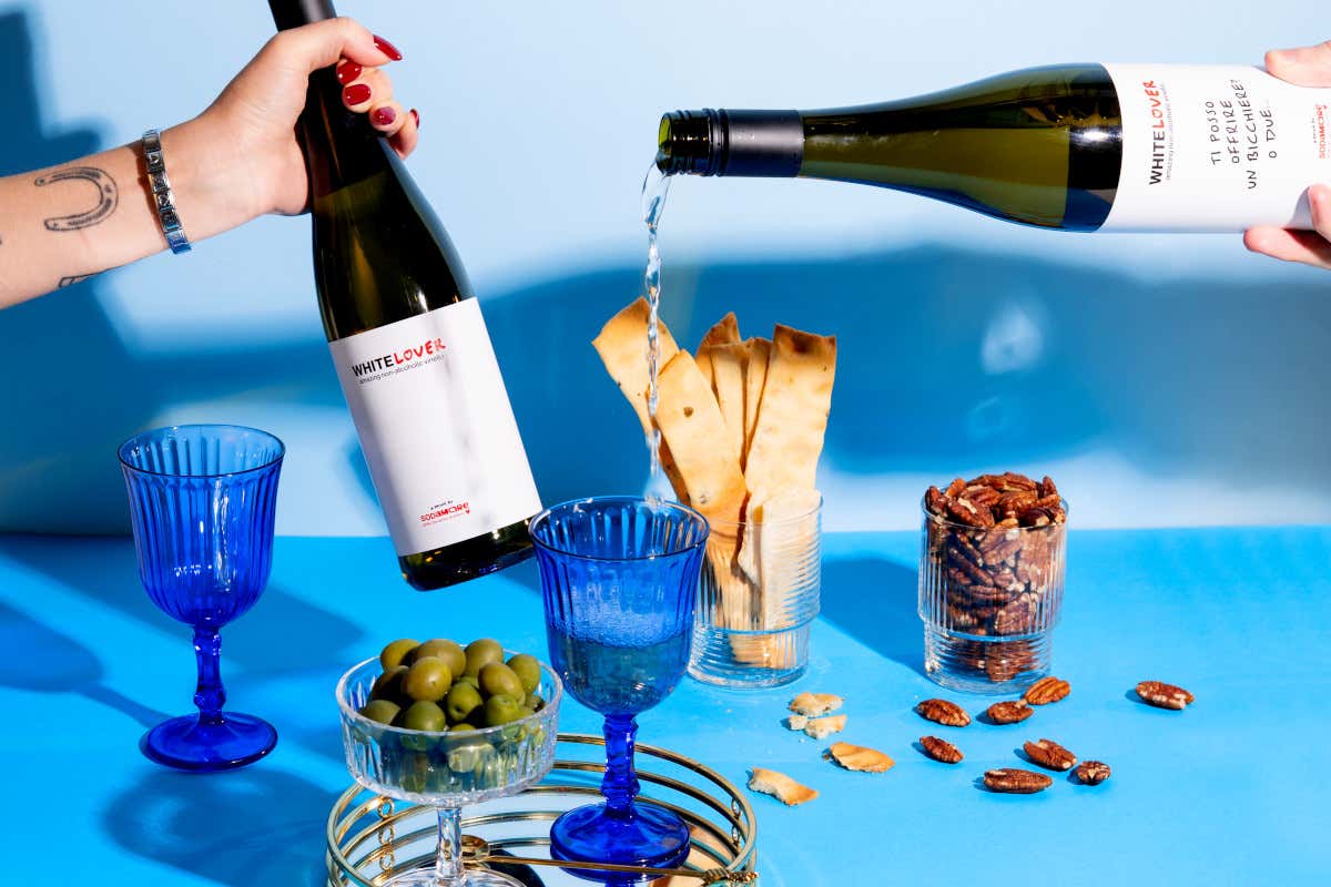 Whitelover, un bianco dealcolato nato da vitigni selezionati e da un’idea di convivialità moderna Luca Argentero debutta nel vino analcolico con un bianco che incuriosisce