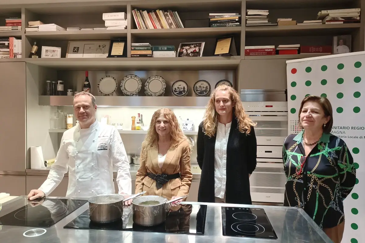 Un momento dell'iniziativa con Luca Marchini e l'Usl di Modena&nbsp; L'anoressia si combatte anche con i piatti stellati