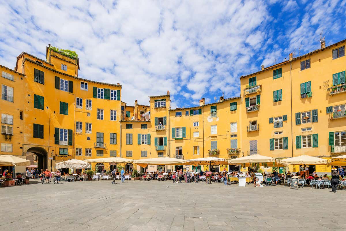 La Piazza dell'Anfiteatro di Lucca