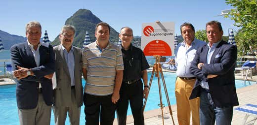da sinistra: Flavio Riva (membro comitato organizzatore), Daniele Meni (presidente GastroLugano), Paolo Gabriele (membro comitato organizzatore), Alessandro Pesce (ufficio stampa & pr), Guido Sassi (presidente comitato organizzatore), Alberto Rota (organizzatore e direttore di Isicom Sa) da sinistra: Flavio Riva (membro comitato organizzatore), Daniele Meni (presidente GastroLugano), Paolo Gabriele (membro comitato organizzatore), Alessandro Pesce (ufficio stampa & pr), Guido Sassi (presidente comitato organizzatore), Alberto Rota (organizzatore e direttore di Isicom Sa)