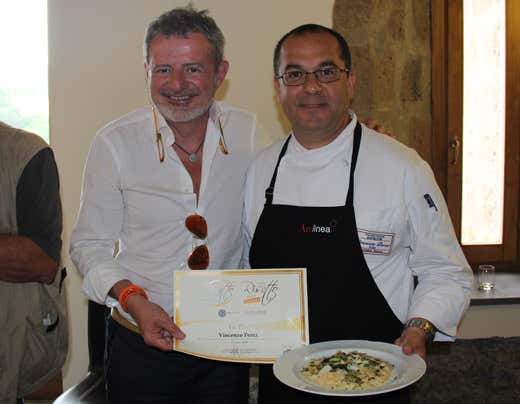 Alberto Lupini (a sinistra) premia Vincenzo Perez