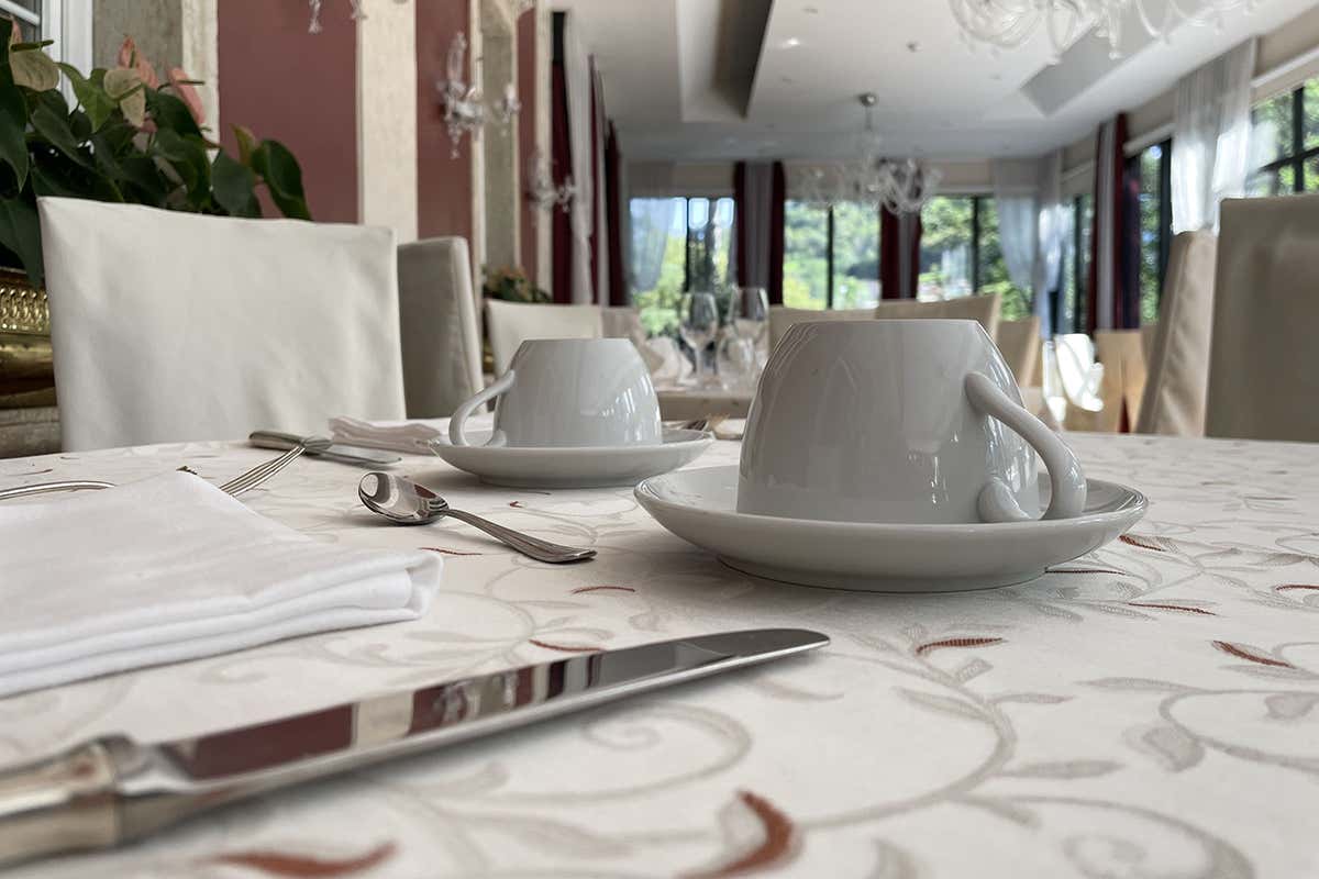 Tovagliato, posate e porcellane Stile e classicità nel connubio tra Lusini e Villa Madruzzo