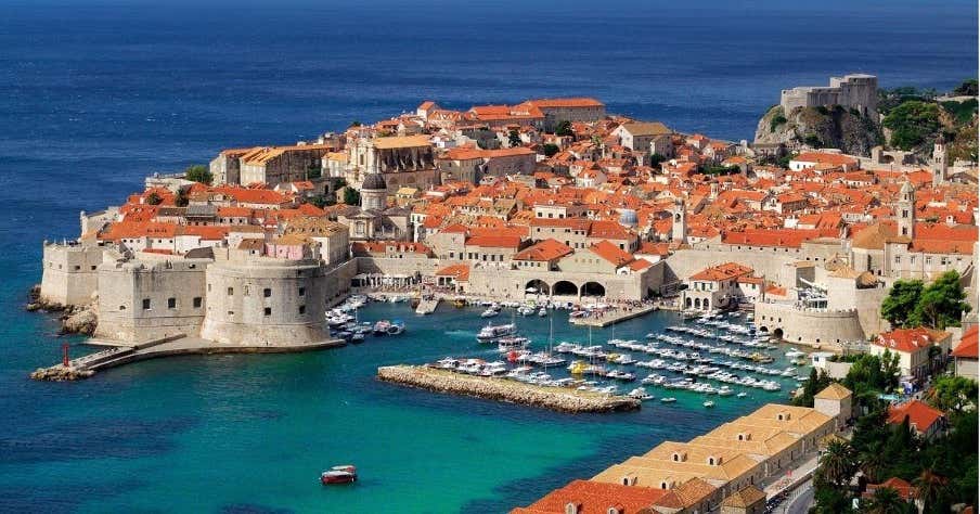 Esplorare il Lusso Mediterraneo: Yacht, Alloggi e Gastronomia di Alta Classe
