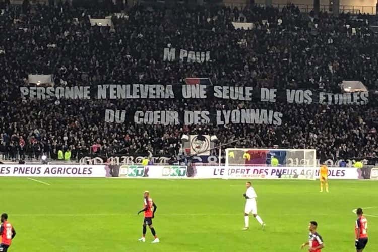 Lo striscione apparso in curva a Lione (&laquo;Le tue stelle nei nostri cuori&raquo; L&rsquo;affetto della curva per Bocuse)