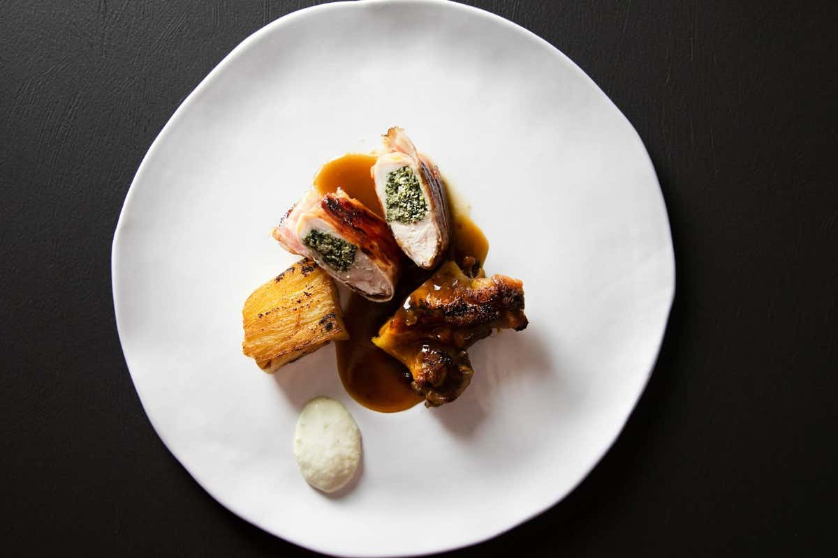 Pollo ruspante, coscia confit, petto cotto in casseruola, crema di carote ed erbette ripassate