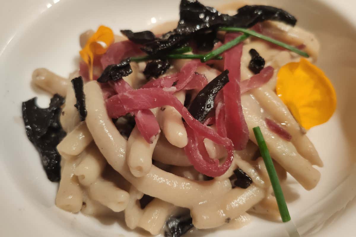 Macarrones de busa con salsa di funghi e bresaola affumicata Rocche dei Vignali, viticoltura di montagna in Val Camonica