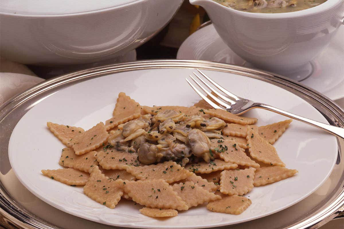 Maccaroni di pane con rag&ugrave; di vongole