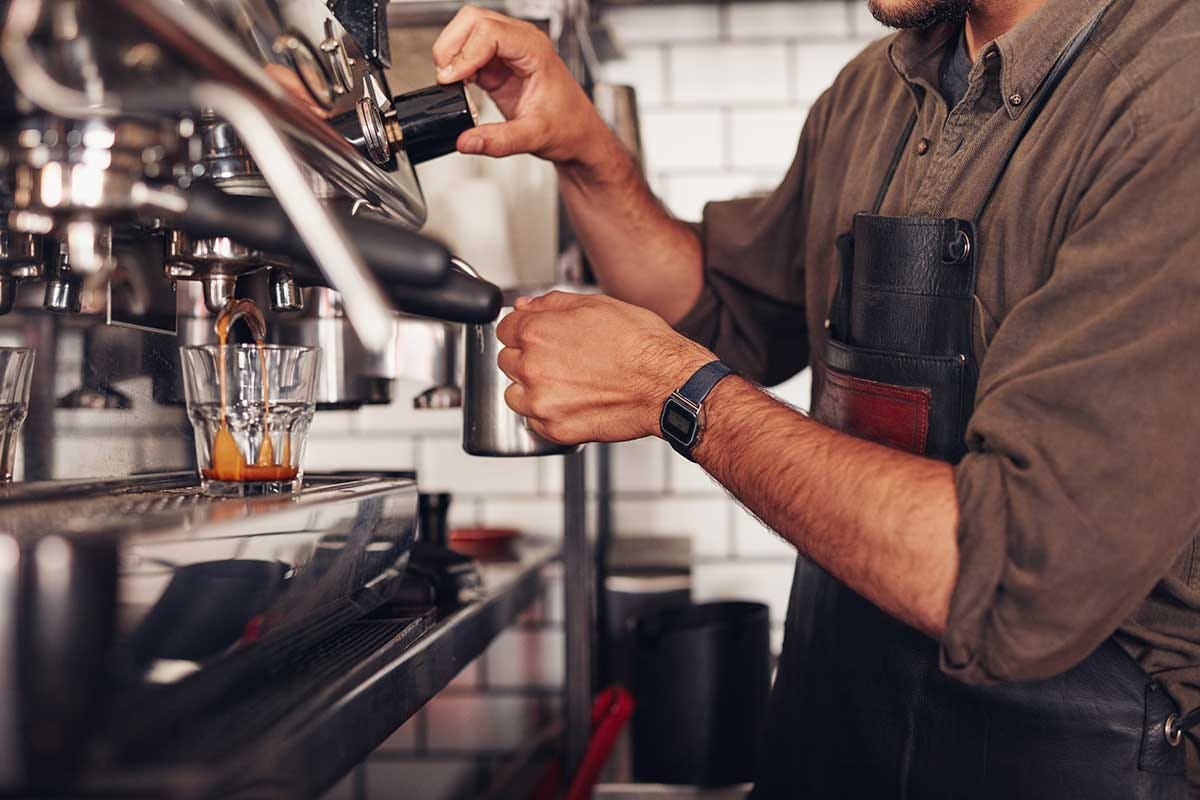 Maccina, macinino, mano, manutenzione e miscela: ecco il paradigma dell'ottimo caffè Caffè, un rituale quotidiano che ha le sue regole