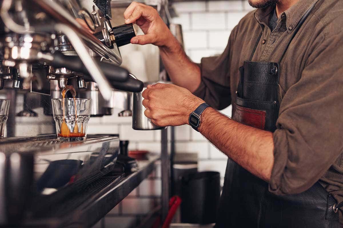Maccina, macinino, mano, manutenzione e miscela: ecco il paradigma dell'ottimo caff&egrave; Caff&egrave;, un rituale quotidiano che ha le sue regole