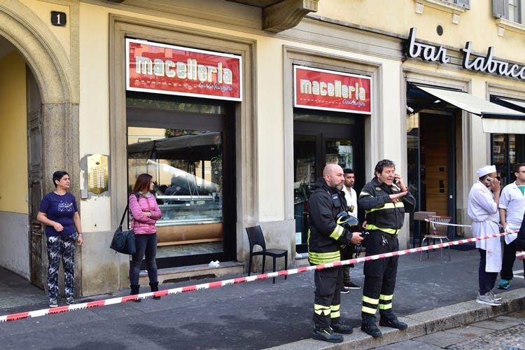 L'area della macelleria transennata dai vigili del fuoco (Crolla il soffitto in macelleria Milano, paura e feriti da Panzeri)