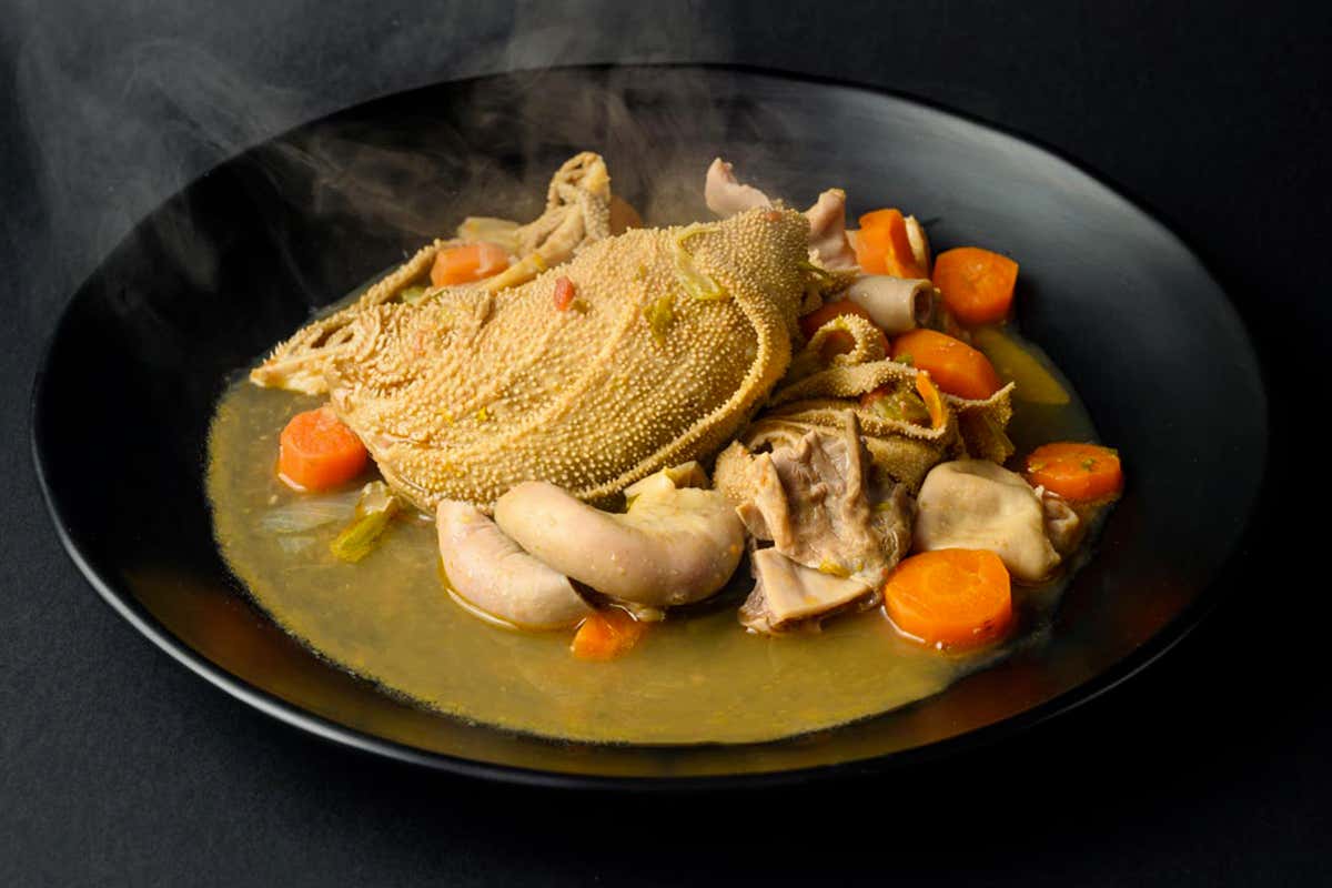 Il caldume o quarume, bollito di interiora tipico dei quarumari siciliani, consumato sul posto o da asporto nei mercati