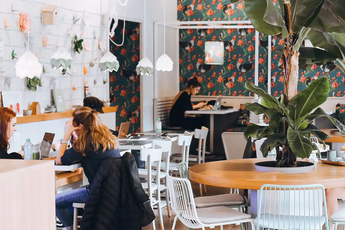 Uno dei locali di Macha Caf&egrave; Milano riparte dalla catene del food Gli immobili ci sono, conta l'offerta