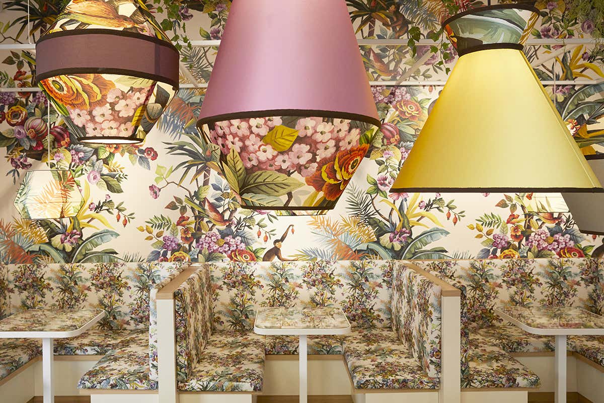 Il lussureggiante vestito di Macha Cafè Savona - Foto Cosimo Buccolieri Macha Cafè si veste d’arte