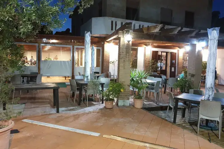 la pizzeria Maddalena di Capoterra (Ca) Solidariet&agrave; tra i ristoratori: tavolo condiviso per chi non ha spazi all&rsquo;aperto